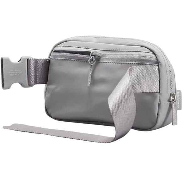 Lululemon Silver Drop Everywhere belt bag NWT - Picture 3 of 6